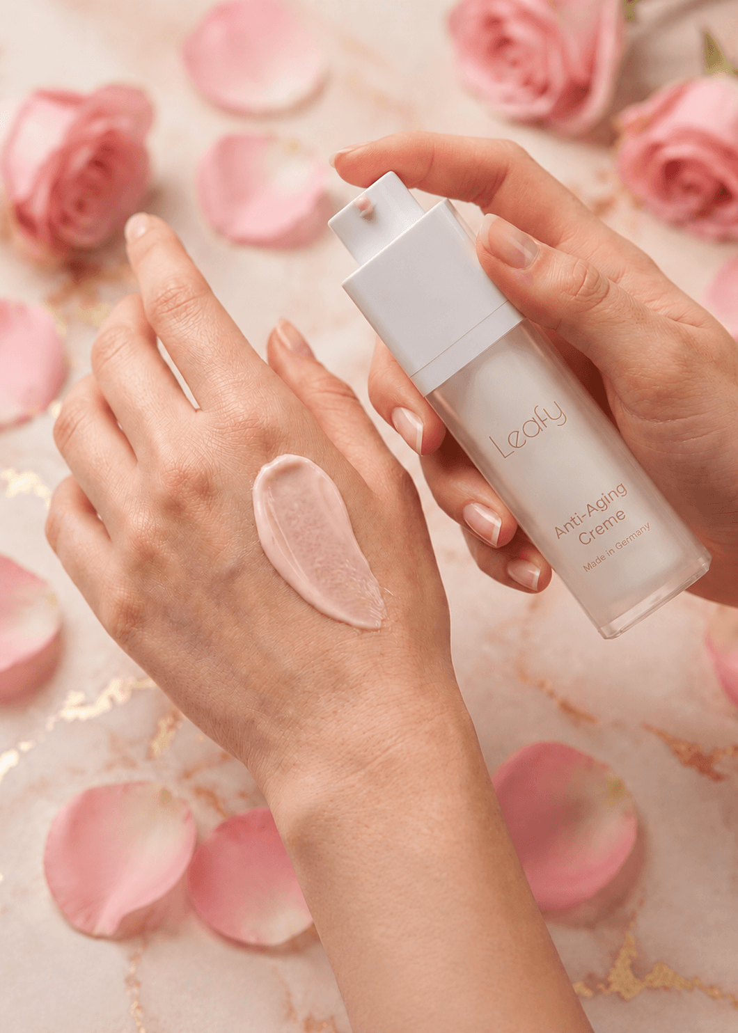Anti-Aging Gesichtscreme von Leafy in natürlicher Umgebung – Naturkosmetik für reife Haut