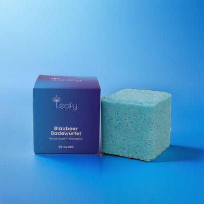 Veganer Blaubeer Badewürfel mit CBD für trockene Haut und gegen Juckreiz